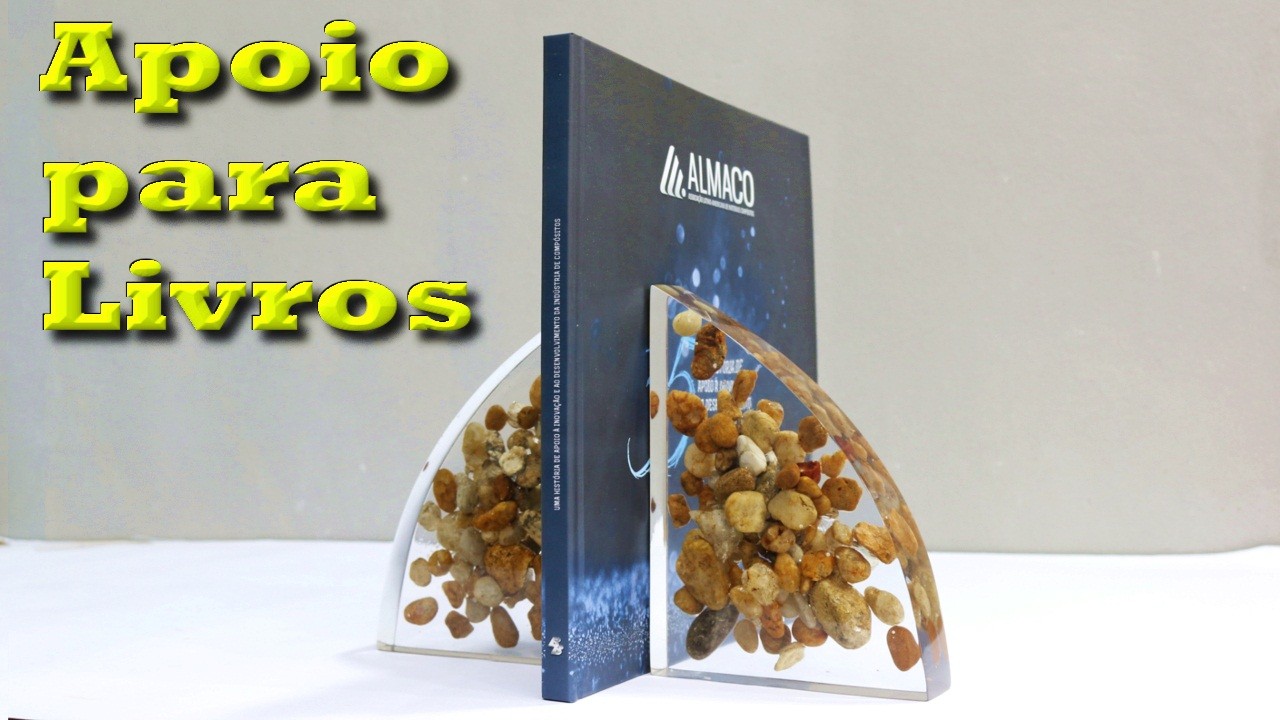 Apoio para livros em resina com objetos dentro