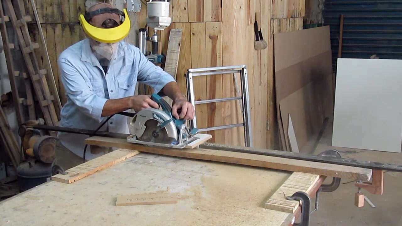 Aplainar madeira com serra circular manual