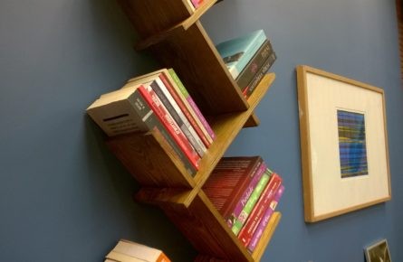 Estante de parede para livros destaque na Globo